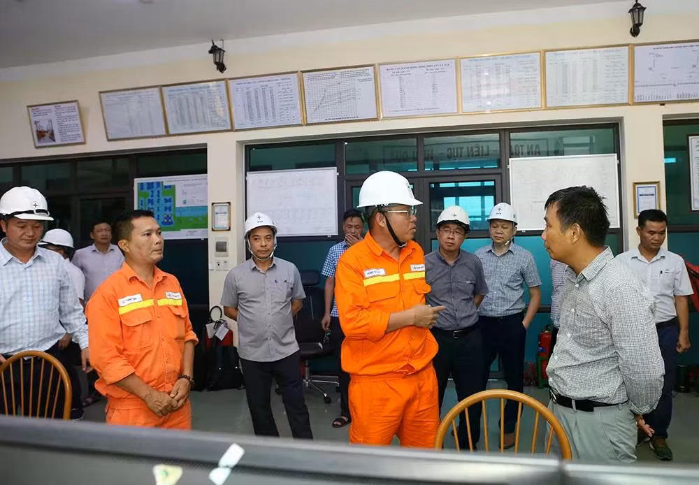 Lãnh đạo EVN và EVNNPT kiểm tra công tác khắc phục thiệt hại do thiên tai gây ra và kiểm tra công tác đóng điện trở lại tại TBA 500kV Quảng Ninh (Ảnh NPT)