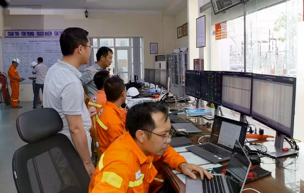 Truyền tải điện đã ứng trực 24/24 để theo dõi vận hành hệ thống điện truyền tải.