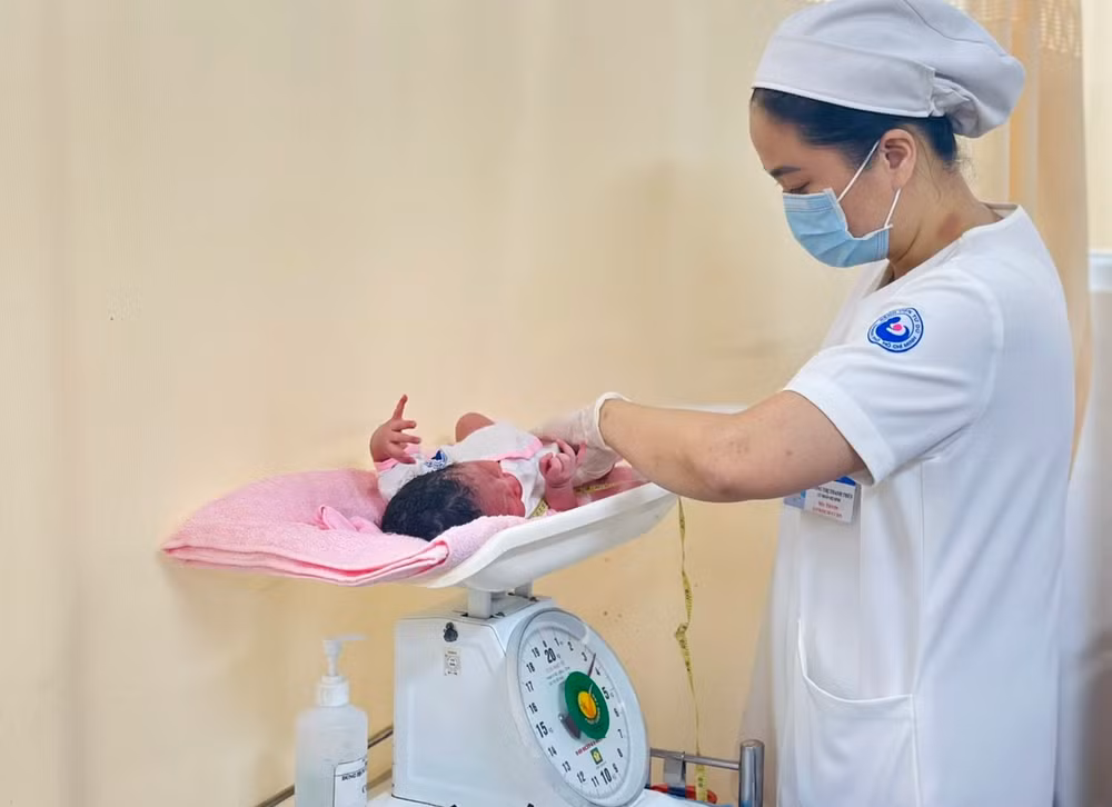 Năm 2024, TFR của Việt Nam đạt mức 1,91 con/phụ nữ - mức thấp nhất trong lịch sử. Ảnh minh hoạ