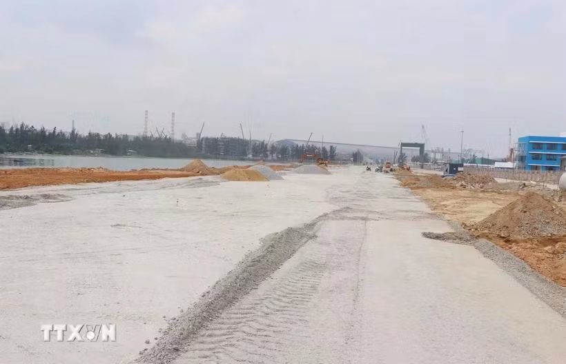 Dự án đường trục liên cảng Dung Quất 1 thuộc địa phận xã Bình Thạnh, huyện Bình Sơn sau nhiều năm thi công vẫn dở dang.