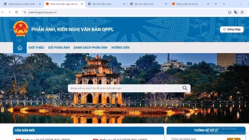 Truy cập hệ thống thông tin trên máy tính.