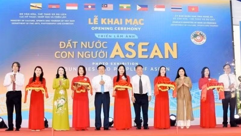 Các đại biểu cắt băng khai mạc triển lãm.