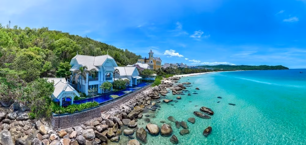Màu biển của Nam đảo Phú Quốc chuyển sang sắc ngọc lục bảo vào mùa đông.