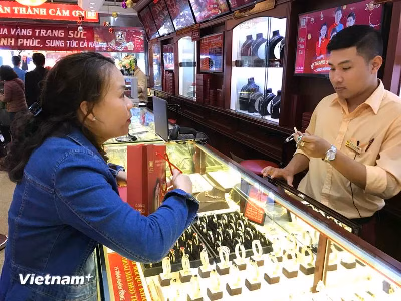 Một điểm giao dịch vàng tại Hà Nội.