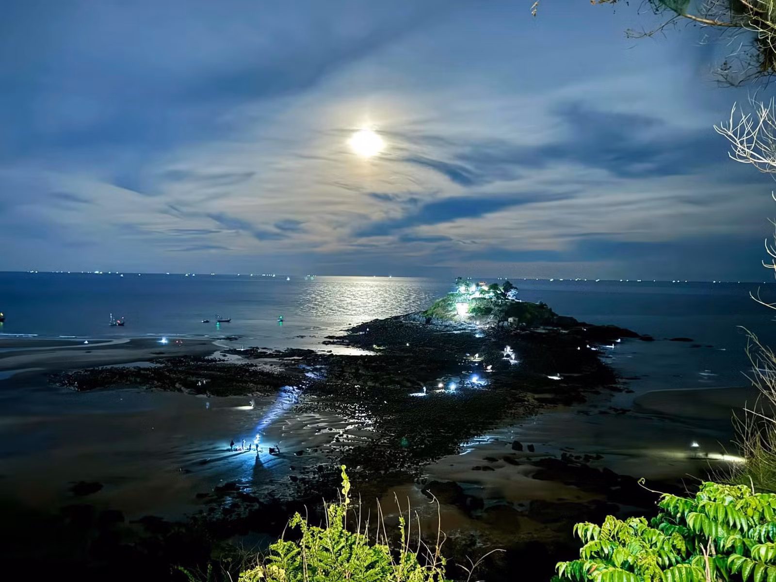 Con đường chỉ xuất hiện vài giờ vào một số ngày nhất định trong tháng. Ảnh: HT/Khám phá Vũng Tàu