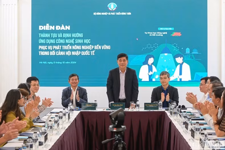 Diễn đàn “Thành tựu và định hướng ứng dụng công nghệ sinh học phục vụ phát triển nông nghiệp bền vững trong bối cảnh hội nhập quốc tế”, ngày 5/10.