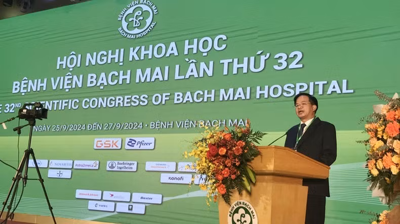 Giám đốc Bệnh viện Bạch Mai Phó Giáo sư, Tiến sĩ Đào Xuân Cơ phát biểu ý kiến tại hội nghị.