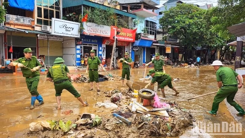 Các lực lượng tham gia hỗ trợ người dân Tuyên Quang dọn vệ sinh, rác thải, bùn đất sau khi siêu bão Yagi đi qua để sớm quay lại với cuộc sống thường nhật.