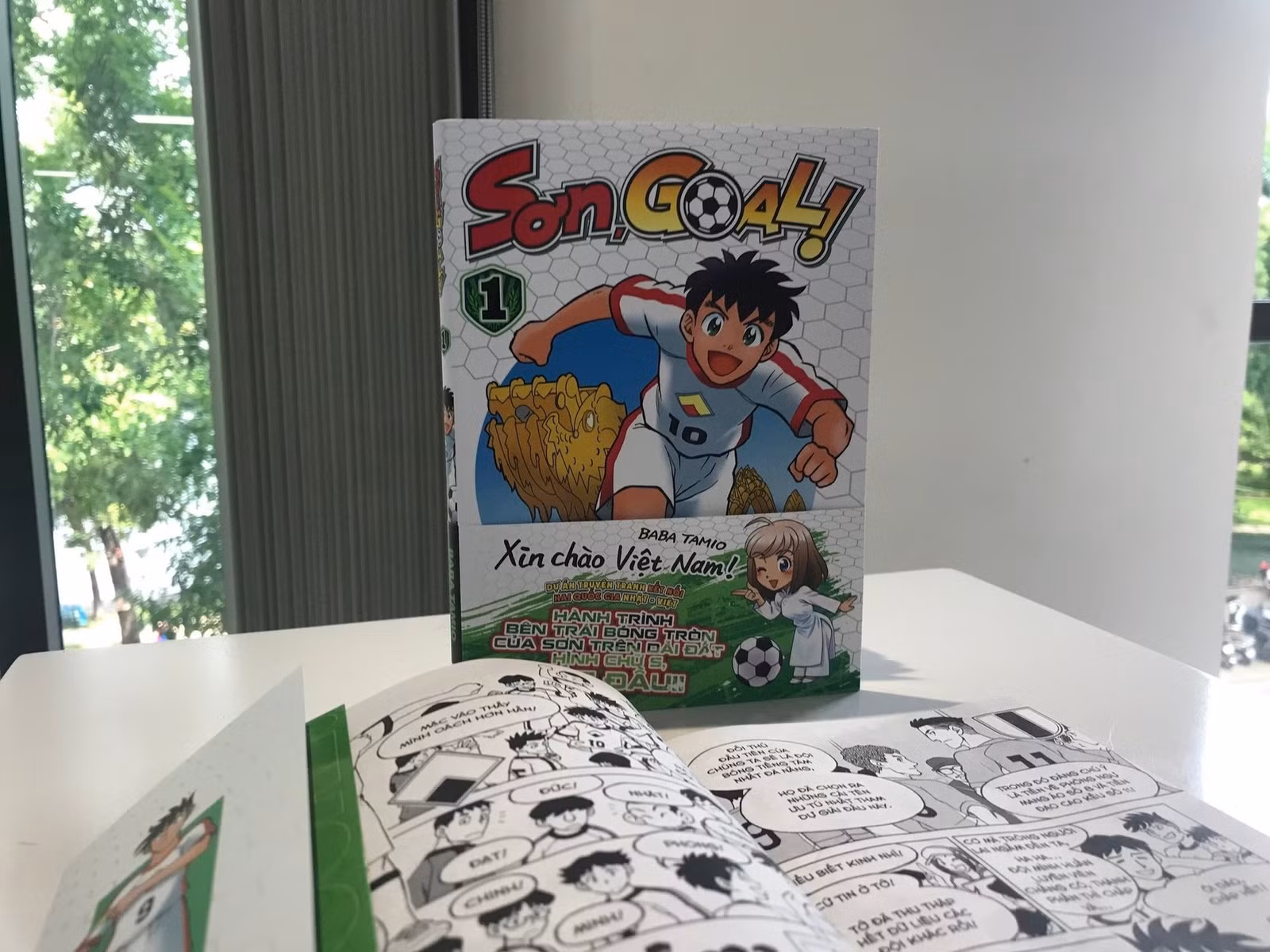 Những ấn bản đầu tiên của “Sơn, Goal!” được bày bán tại Việt Nam.