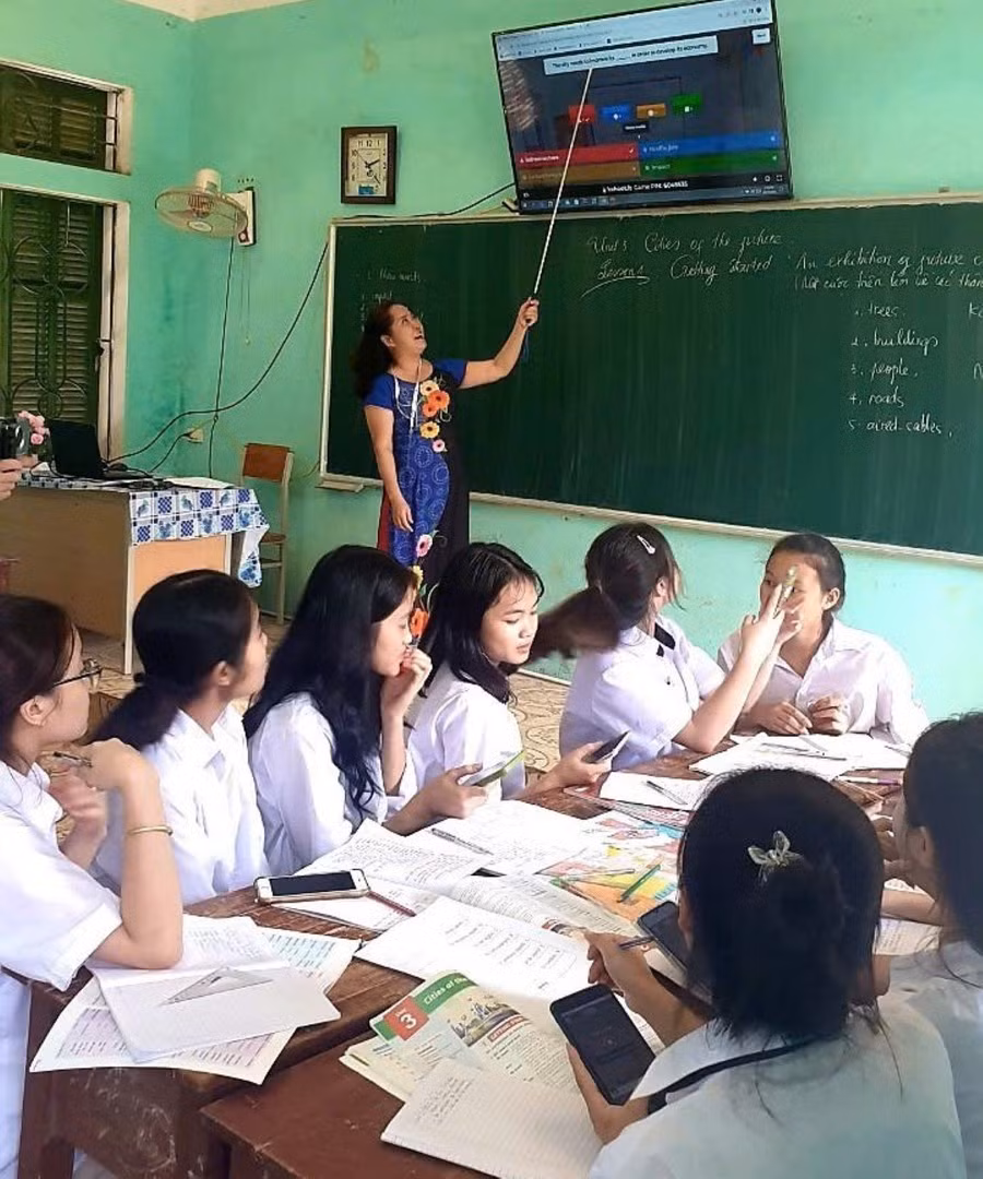 Cô Đinh Thái Hà - Trường THPT Mường Chiềng (Đà Bắc, Hòa Bình) trong giờ dạy Tiếng Anh. Ảnh: NVCC