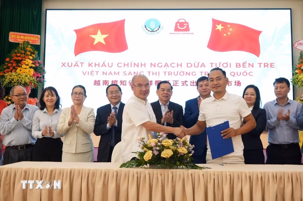 Ký kết hợp đồng mua bán dừa giữa doanh nghiệp Trung Quốc và Việt Nam.