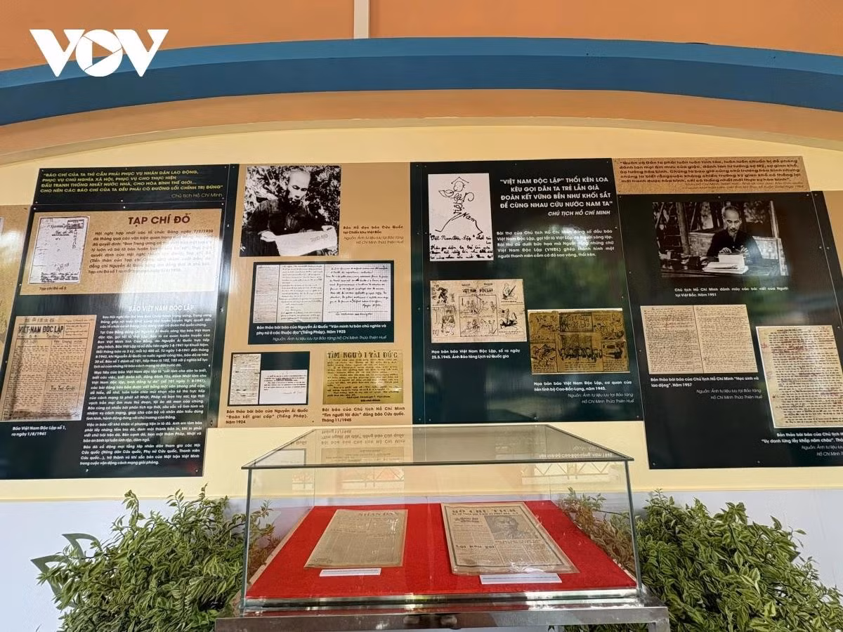 Trưng bày thể hiện Chủ tịch Hồ Chí Minh là nhà báo cách mạng vĩ đại, người khai sinh và đặt nền móng cho báo chí cách mạng Việt Nam.