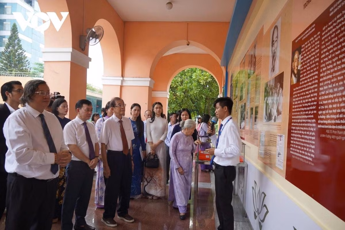 Trưng bày với 100 tư liệu, hiện vật về Bác Hồ với báo chí.