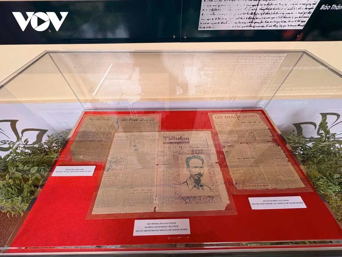 Các bài báo về Chủ tịch Hồ Chí Minh những năm 1945 - 1948.