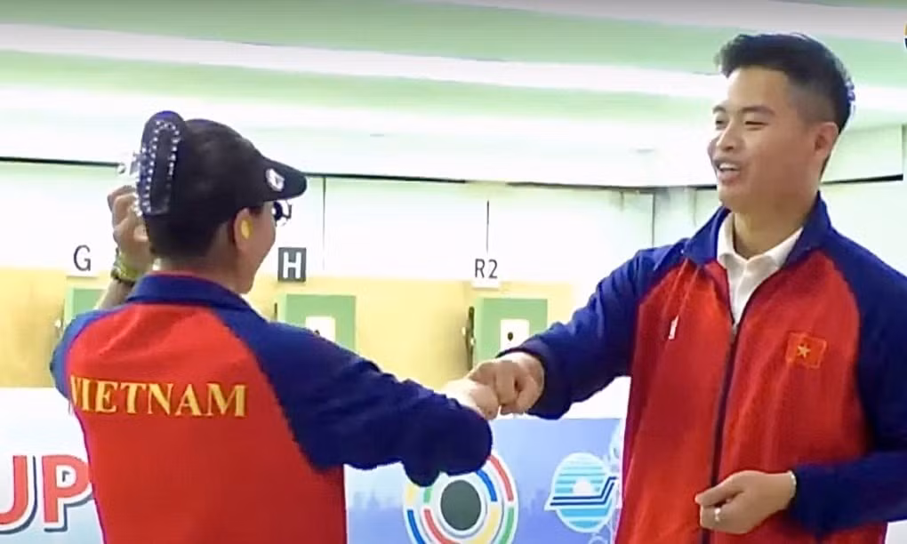 Phạm Quang Huy (phải) là xạ thủ Việt Nam thành công nhất khi giành 2 Huy chương vàng, 2 hHuy chương bạc và 1 Huy chương đồng.