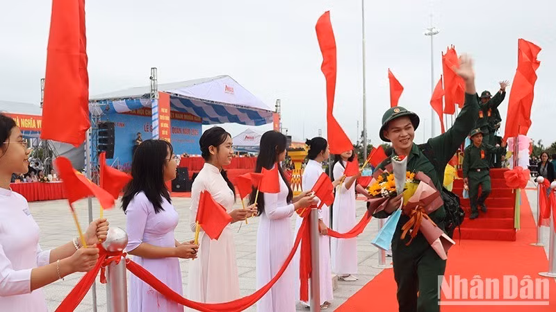 Tuổi trẻ Quảng Ngãi nô nức lên đường nhập ngũ vào sáng 13/2/2025.
