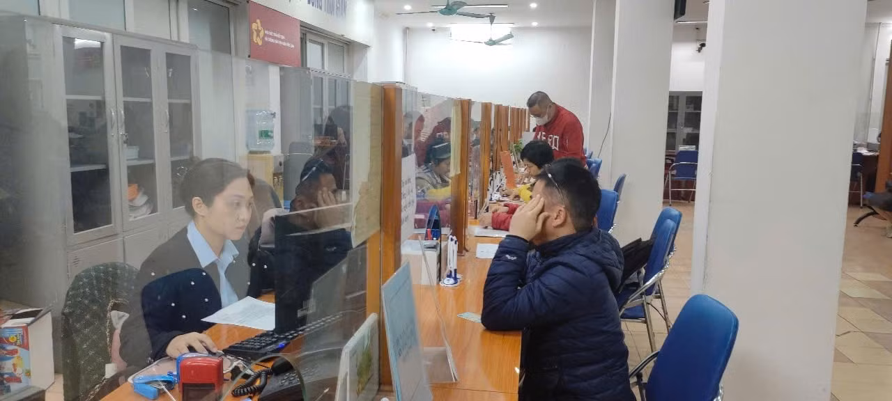 Người lao động làm thủ tục hưởng bảo hiểm thất nghiệp.