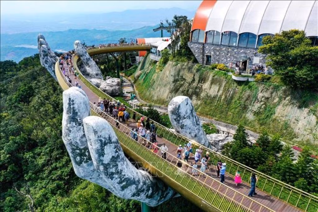 Cầu Vàng điểm nhấn độc đáo của Khu du lịch Sun World Ba Na Hills.