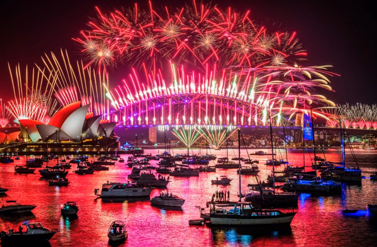 Bắn pháo hoa phía trên Cầu cảng Sydney và Nhà hát Opera Sydney.