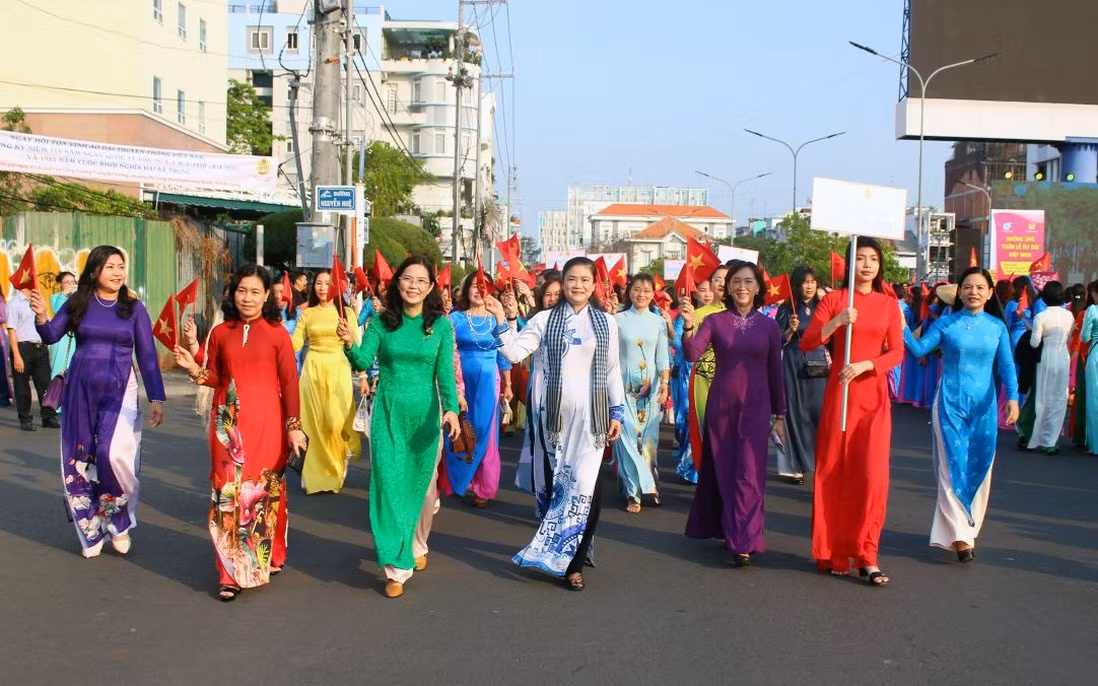 Bà Đỗ Thị Thu Thảo, Phó Chủ tịch Thường trực Hội LHPN Việt Nam (giữa) và các đại biểu diễu hành, tôn vinh áo dài truyền thống Việt Nam trong sự kiện diễn ra sáng 1/3 tại An Giang.