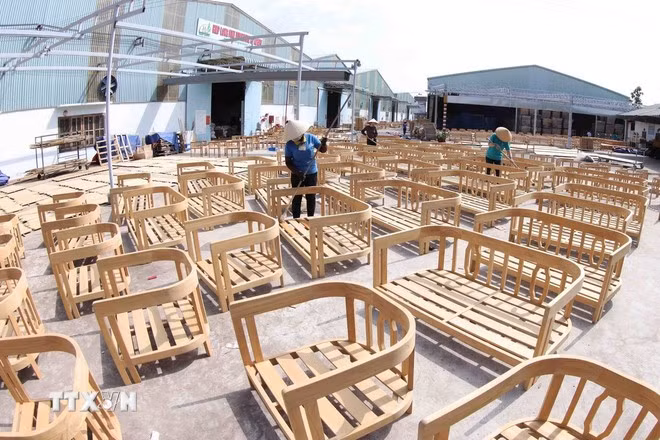 Sản xuất đồ gỗ xuất khẩu ở Công ty sản xuất đồ gỗ Hiệp Long, phường An Phú, thị xã Thuận An (tỉnh Bình Dương).