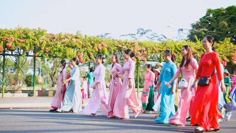 Cán bộ, hội viên, phụ nữ diễu hành tôn vinh vẻ đẹp chiếc Áo dài truyền thống của dân tộc Việt Nam.