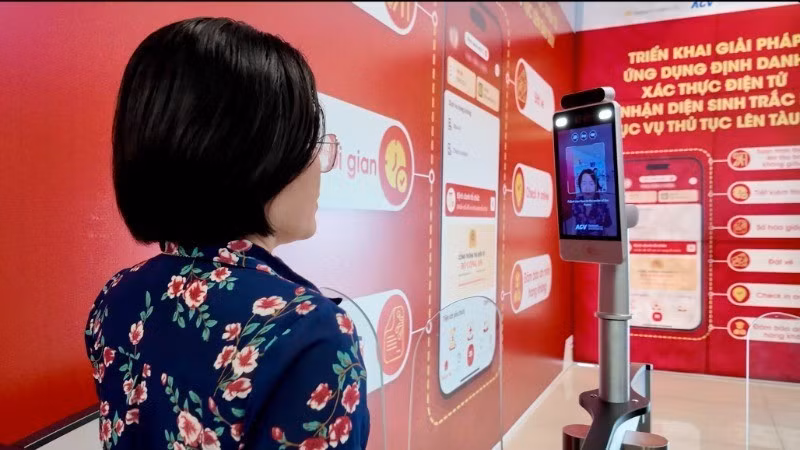 Người dân trải nghiệm sinh trắc học tại nhà ga T3, sân bay Tân Sơn Nhất.
