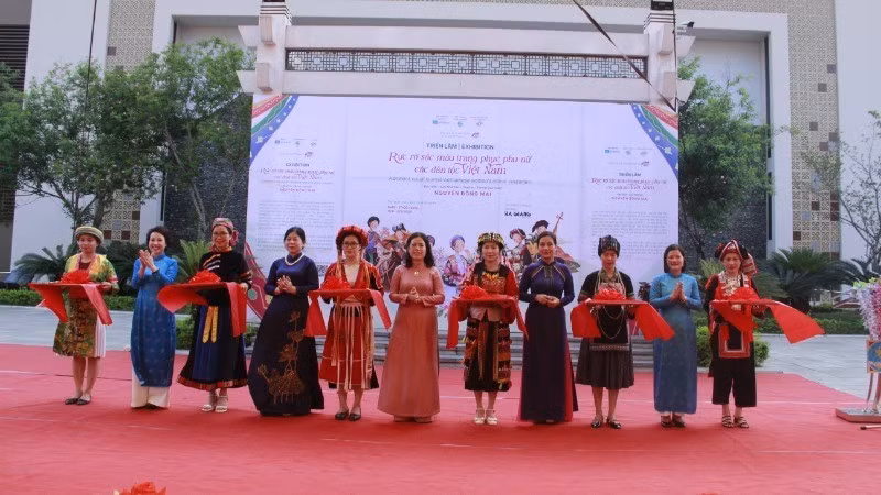 Cắt băng khai trương trưng bày, giới thiệu trang phục các dân tộc và cuốn sách “Du khảo: Rực rỡ trang phục phụ nữ các dân tộc Việt Nam".