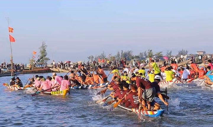 Nhiều lễ hội được tổ chức trên phá Tam Giang.