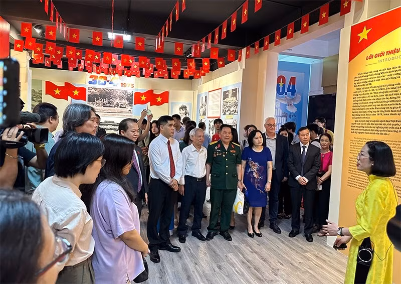 Các đại biểu tham quan triển lãm.