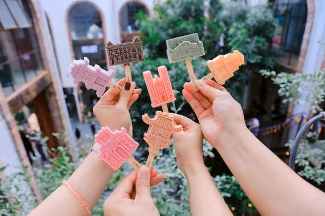 Thưởng thức những que kem tạo hình địa danh Hà Nội độc đáo.