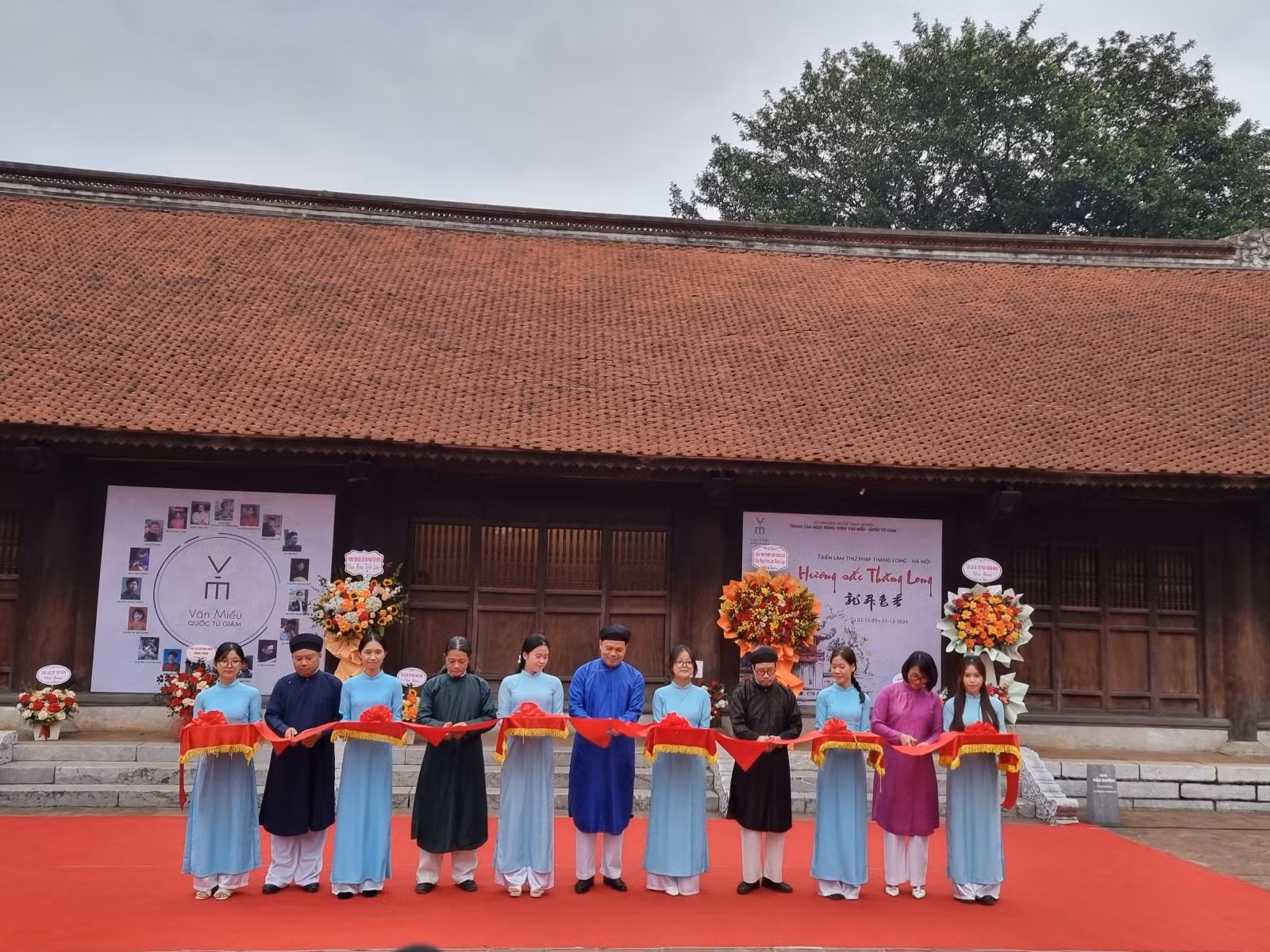 Các đại biểu cắt băng khai mạc triển lãm.