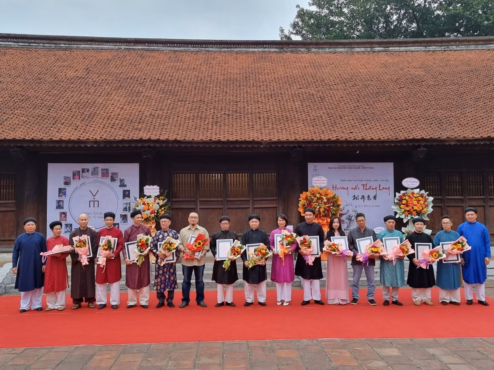 Tặng hoa và chứng nhận cho các tác giả có tác phẩm tham gia triển lãm.