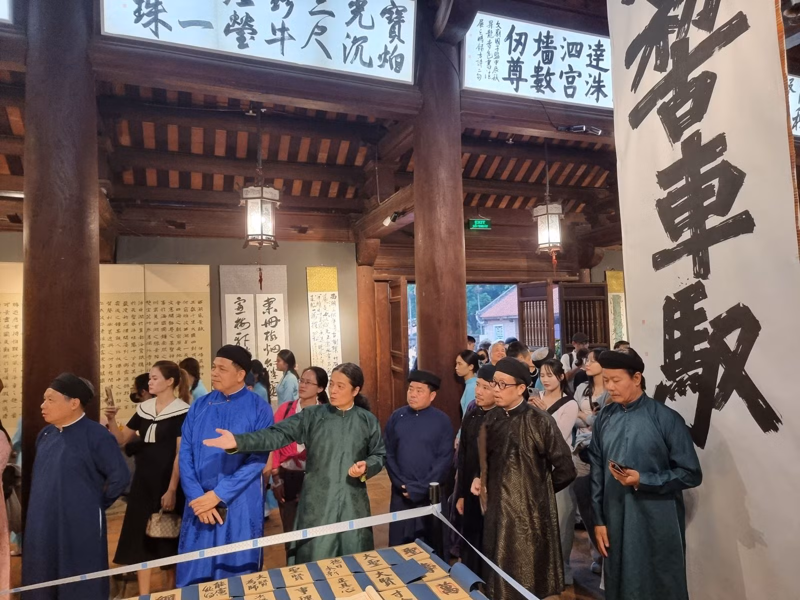 Giám tuyển Xuân Như Vũ Thanh Tùng giới thiệu về sắp đặt tại triển lãm “Hương sắc Thăng Long”.
