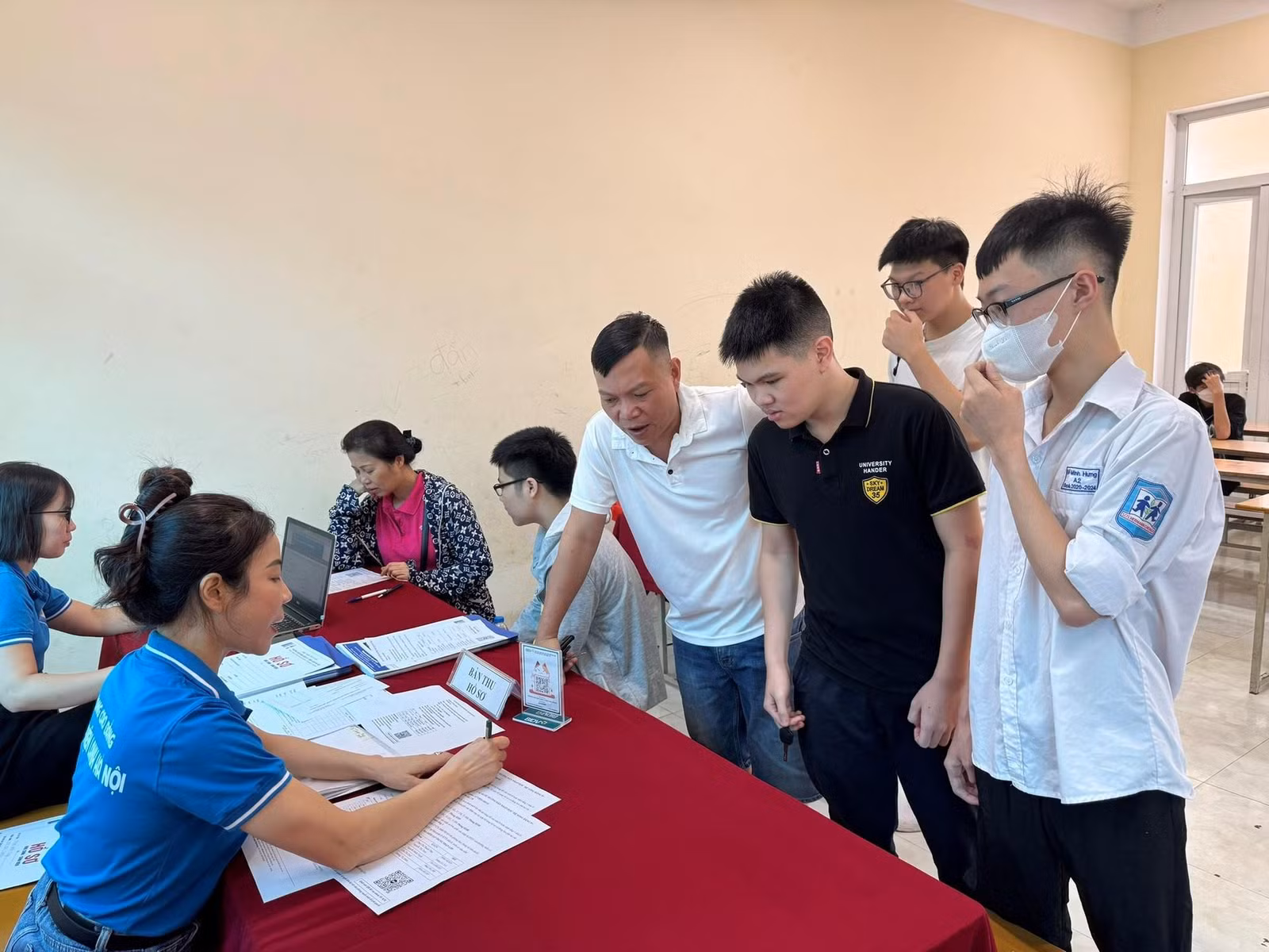 Học sinh nộp hồ sơ xét tuyển tại Trường Cao đẳng Điện tử - Điện lạnh Hà Nội.