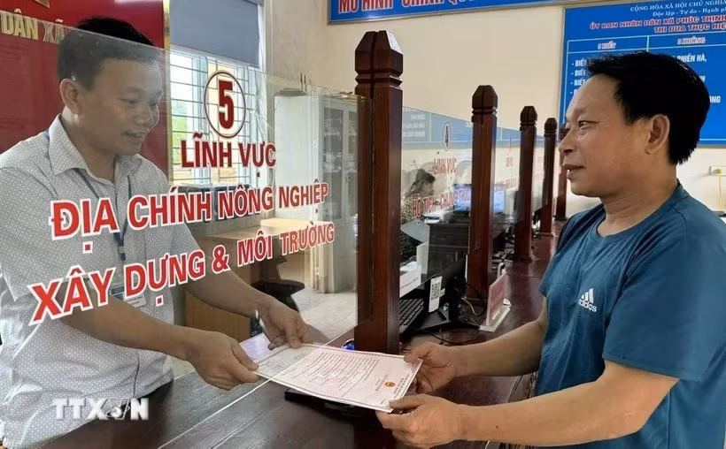 Người dân làm thủ tục hành chính tại bộ phận một cửa xã Phúc Thịnh, huyện Ngọc Lặc phấn khởi nhận kết quả.