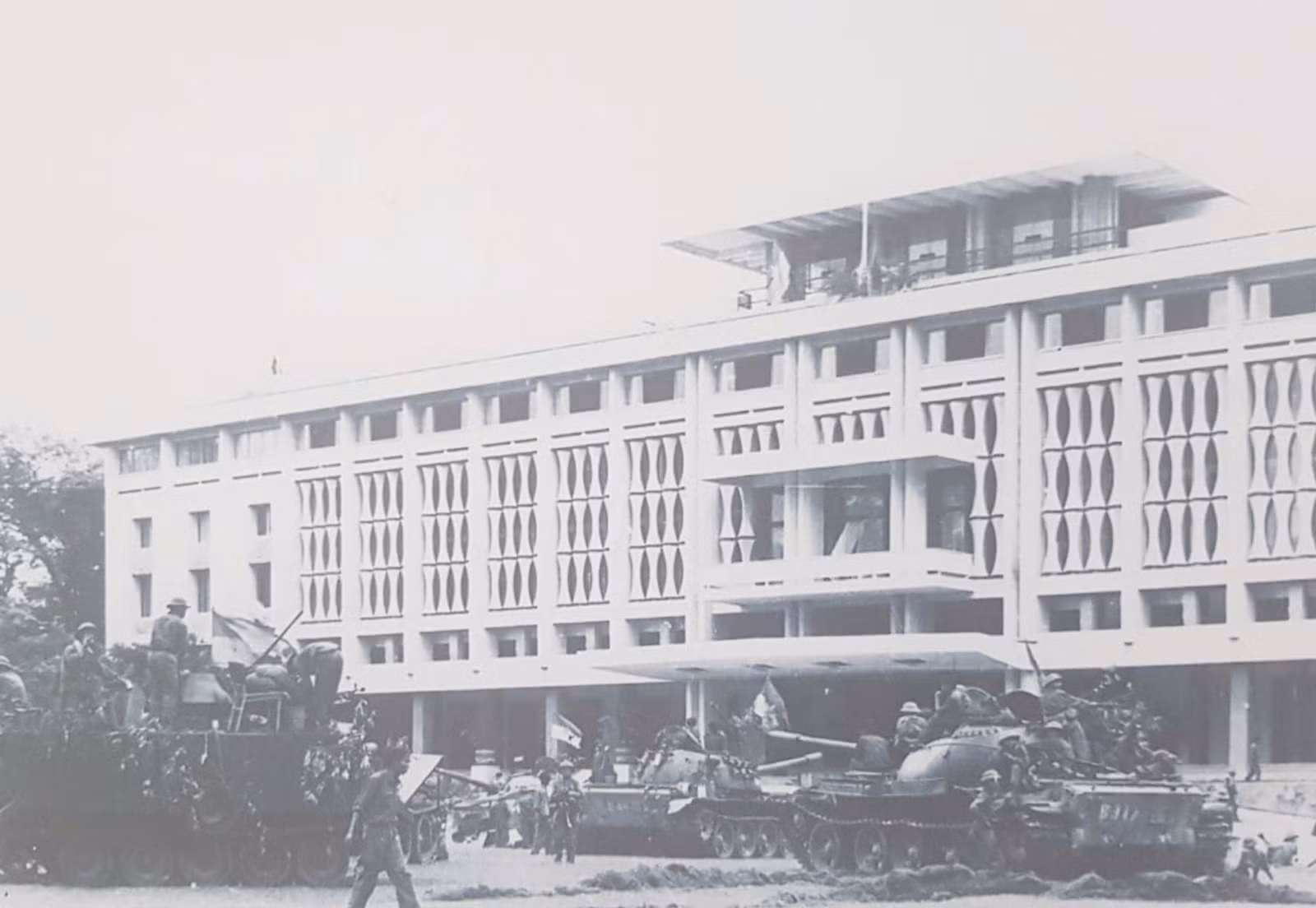 Hội quân tại Dinh Độc Lập, trưa 30/4/1975. Ảnh: Trần Mai Hưởng