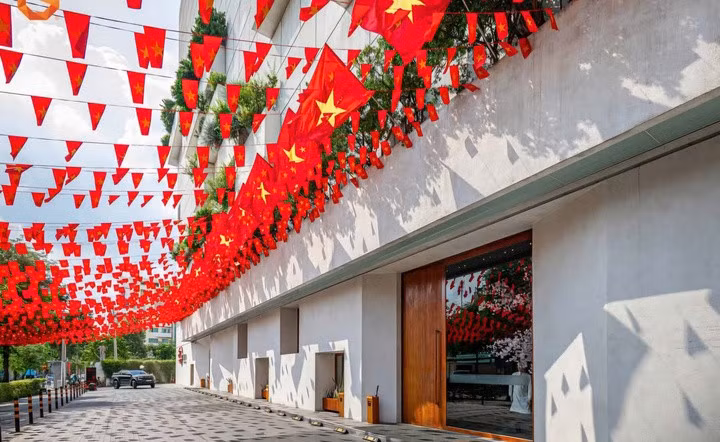 Cờ đỏ sao vàng trang trí rực rỡ ở các hàng quán, công sở, trường học, khu dân cư TP.HCM.