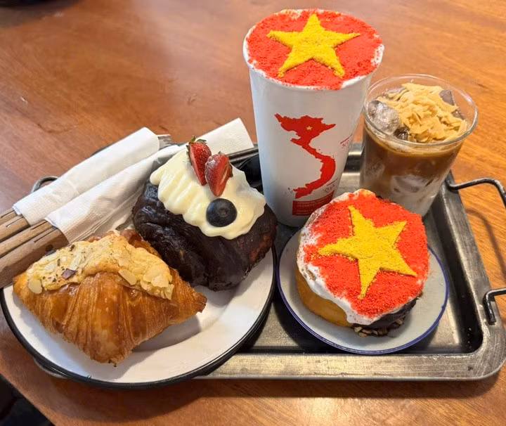 Menu 30/4 với cà phê, bánh ngọt trang trí cờ đỏ sao vàng.
