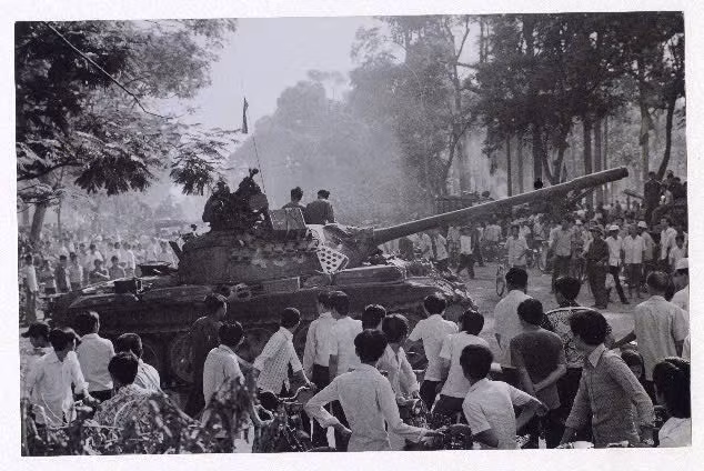 Bộ đội Sư đoàn 10 (Quân đoàn 3) đánh chiếm và truy kích địch trong sân bay Tân Sơn Nhất, tháng 4/1975 (ảnh trái). Thanh niên Sài Gòn đi theo xe tăng của Quân giải phóng tiến vào Dinh Độc Lập, ngày 30/4/1975. Ảnh: Đinh Quang Thành