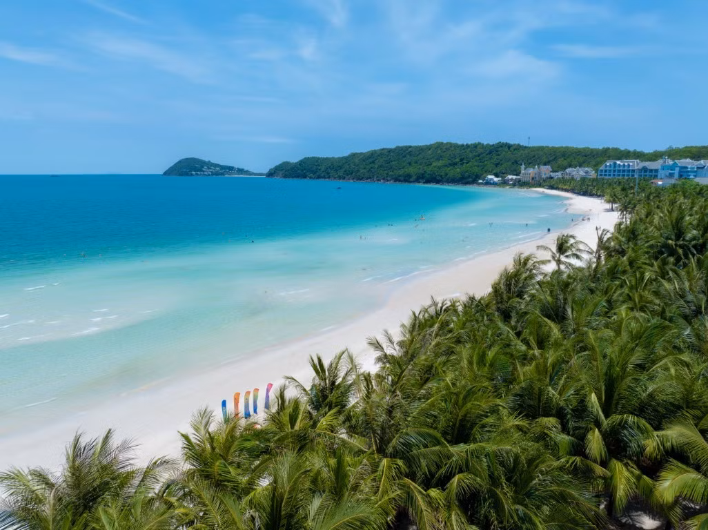 Màu biển đẹp như tranh của Bãi Kem - một trong những bãi biển đẹp nhất hành tinh.