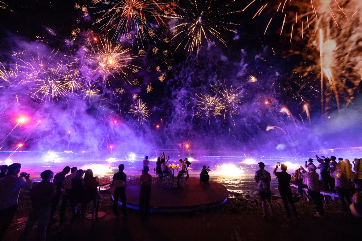 Show diễn Symphony of the Sea tại Thị trấn Hoàng Hôn.