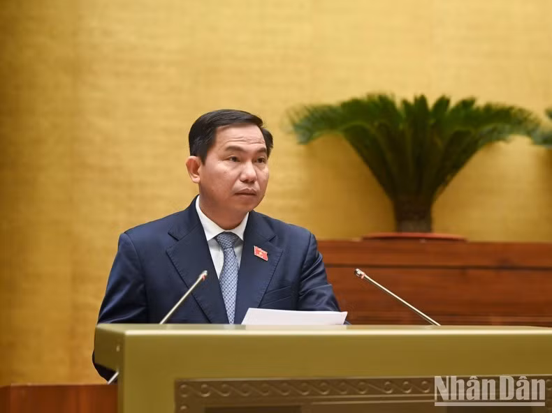 Chủ nhiệm Ủy ban Tài chính, Ngân sách của Quốc hội Lê Quang Mạnh trình bày báo cáo.