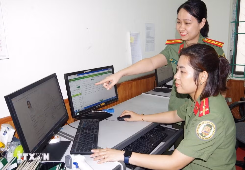 Cán bộ, chiến sỹ Phòng Quản lý xuất nhập cảnh, Công an tỉnh Hà Nam, tiếp nhận hồ sơ đăng ký đề nghị cấp hộ chiếu phổ thông của công dân trên cổng dịch vụ công trực tuyến.