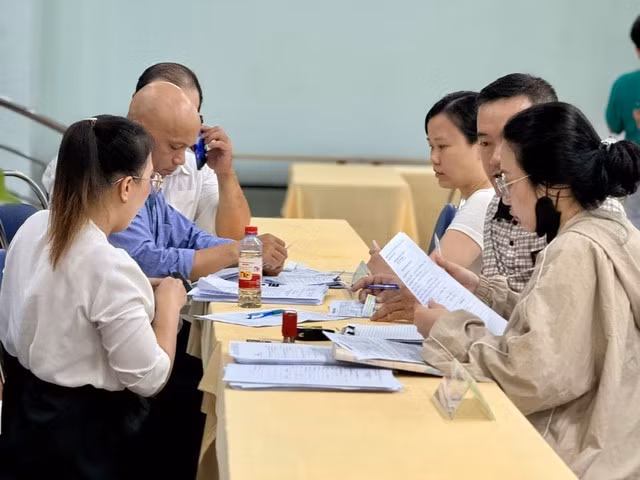 Người lao động tại TP HCM làm thủ tục hưởng bảo hiểm thất nghiệp.