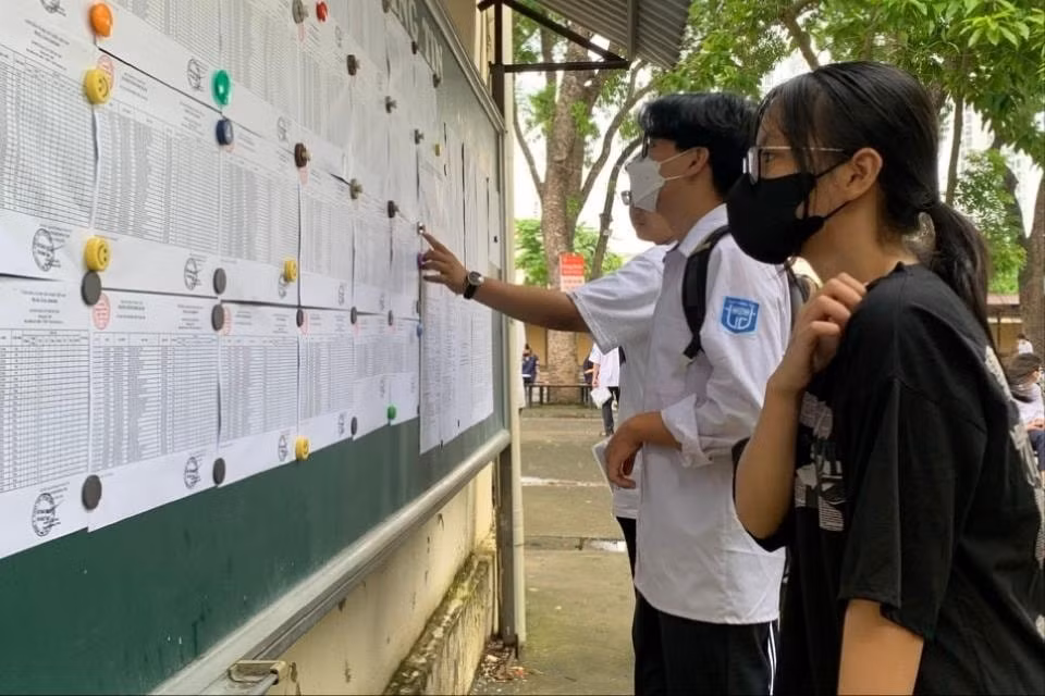 Thí sinh kiểm tra thông tin trước khi dự thi tốt nghiệp THPT năm 2024.