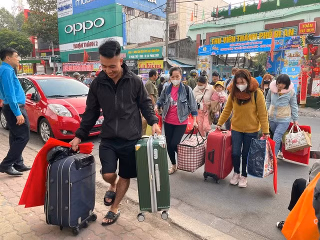 Đây là chuyến tàu Xuân đầu tiên trong dịp Tết Nguyên đán, xuất phát tại ga Dĩ An ( tỉnh Bình Dương) và kết thúc tại ga Vinh (tỉnh Nghệ An).