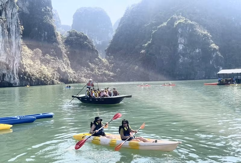 Du khách nhộn nhịp đến với Vịnh Hạ Long, được UNESCO công nhận là Di sản thiên nhiên thế giới.