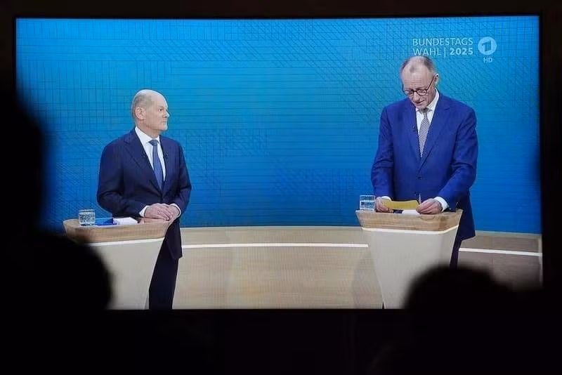 Thủ tướng Đức Olaf Scholz và đối thủ Friedrich Merz trong một cuộc tranh luận trực tiếp trên truyền hình.