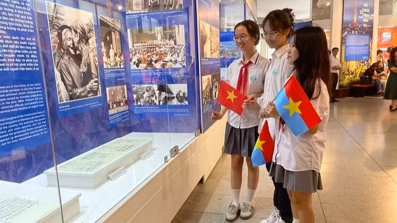 Các em học sinh tham quan Trưng bày.